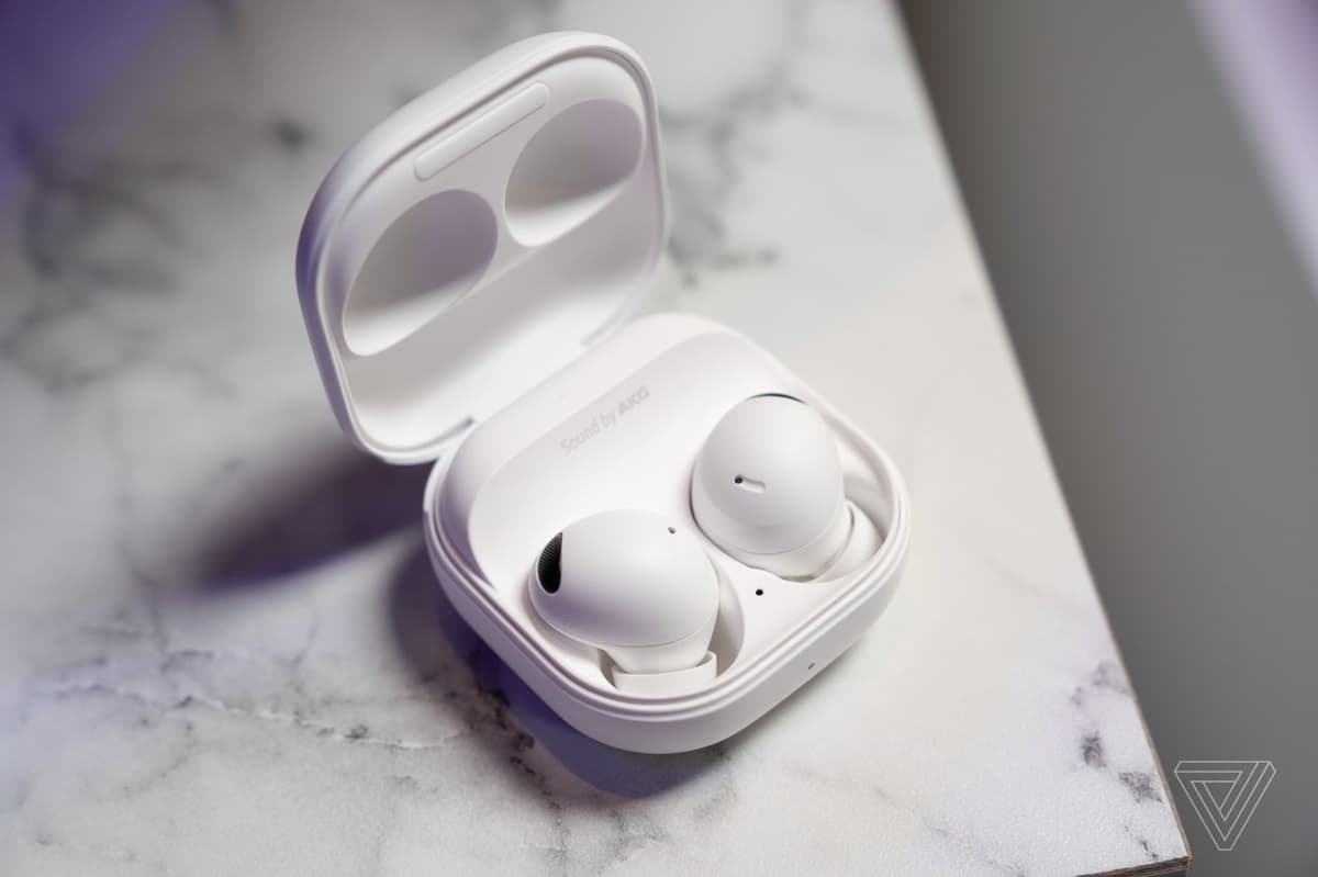 samsung-galaxy-buds-3-pro-naqilsiz-qulaqligi-uzerinde-calisir