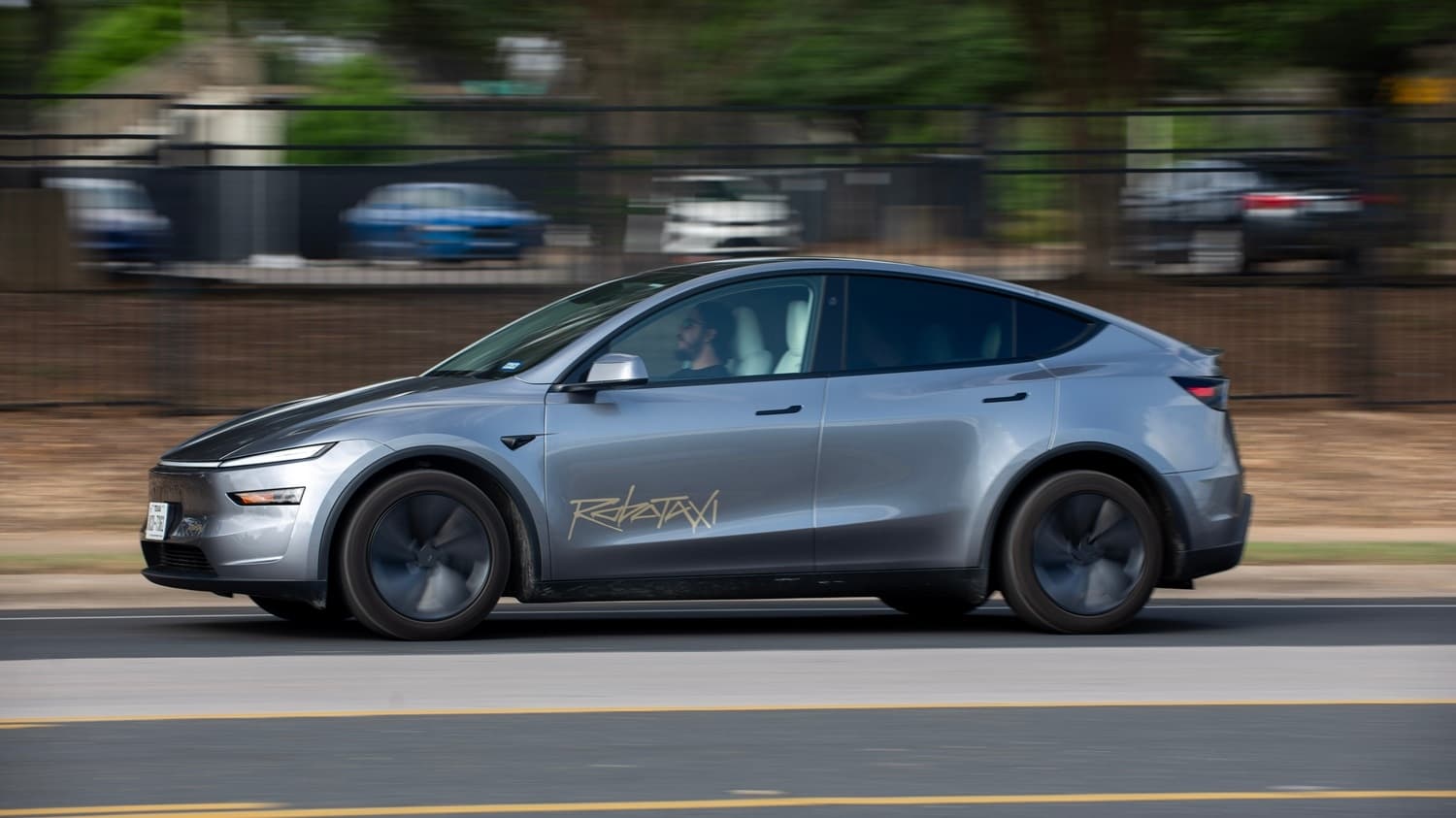 tesla-sehmdarlari-sirketin-robotaksi-xidmetinin-ugursuz-starti-sebebile-elon-musk-i-mehkemeye-veribler