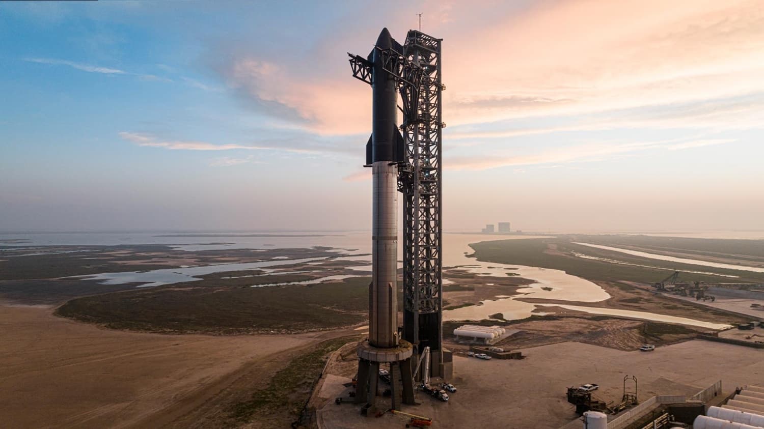 starship-insanlari-aya-catdirmis-saturn-v-den-3-defe-guclu-olacaq