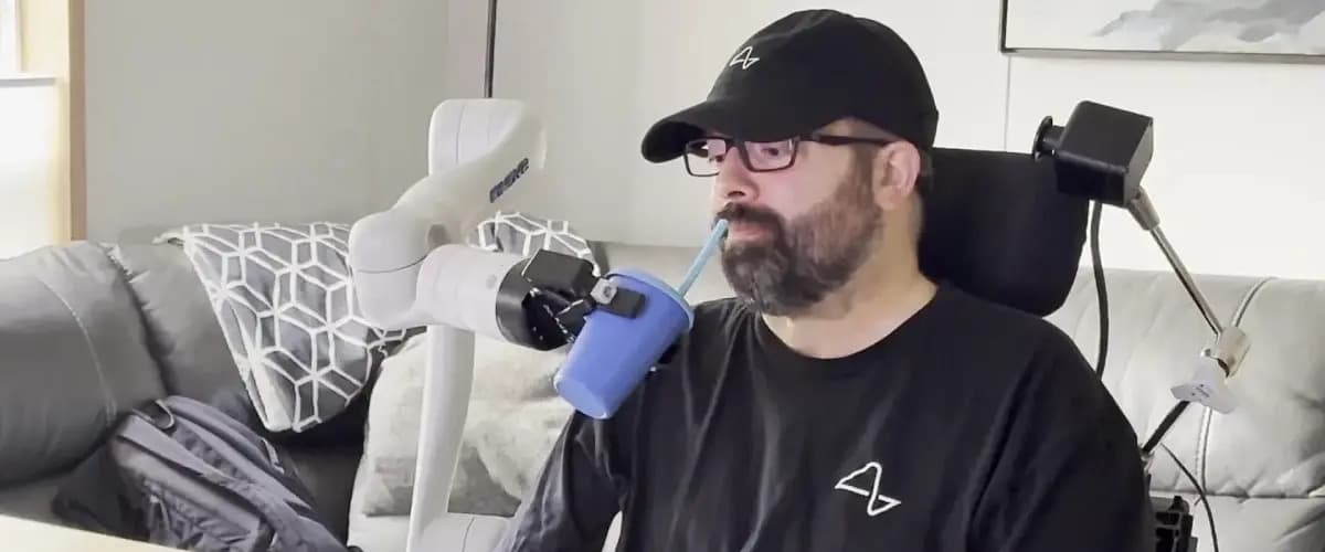 neuralink-in-pasiyenti-beyin-implanti-vasitesile-robotlasdirilmis-qolu-idare-etmeyi-oyrenib-video