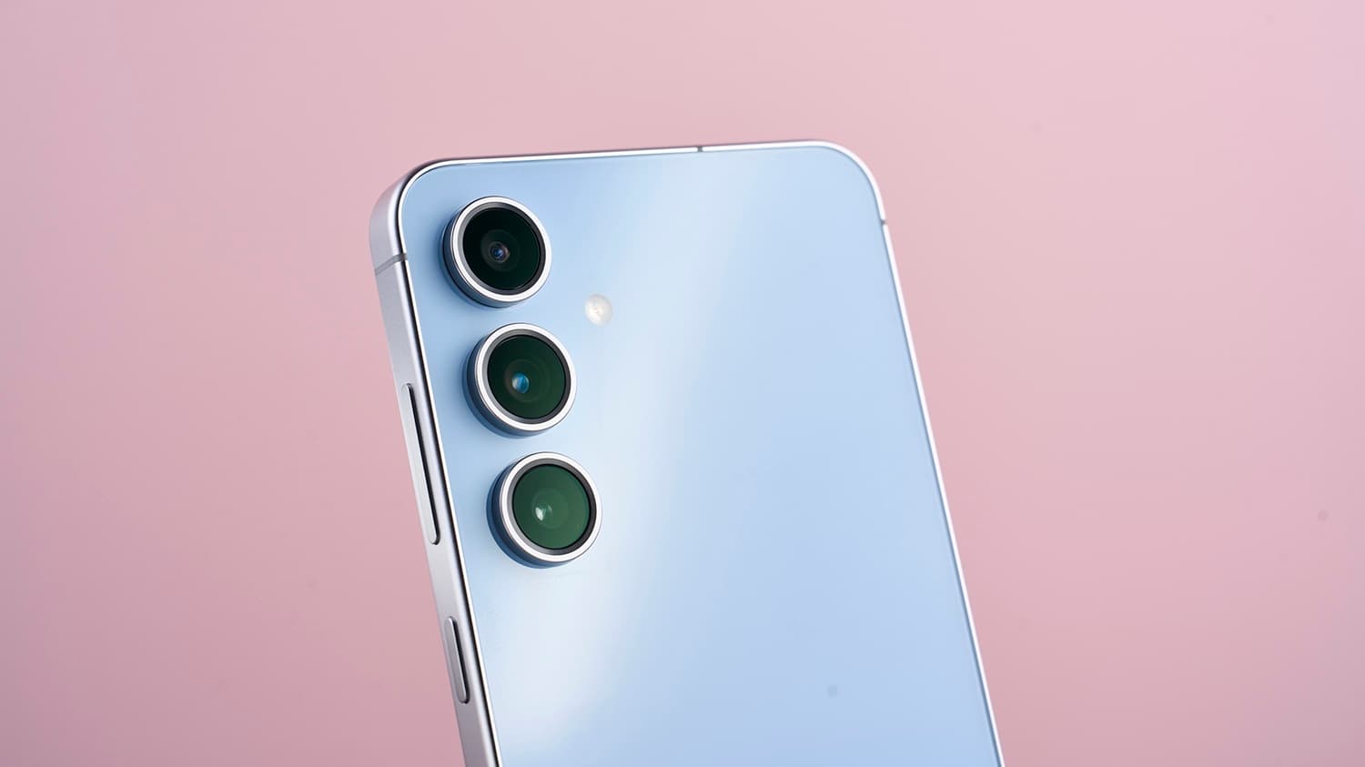 samsung-galaxy-s25-fe-nazik-govdeni-elde-edecek