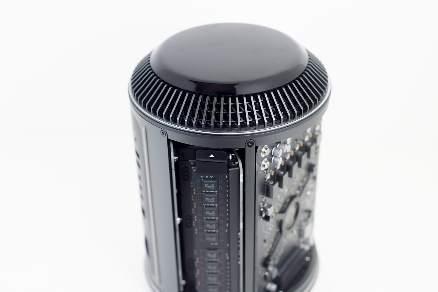 mac-pro-2013-apple-in-kohnelmis-cihazlar-siyahisina-daxil-edilib