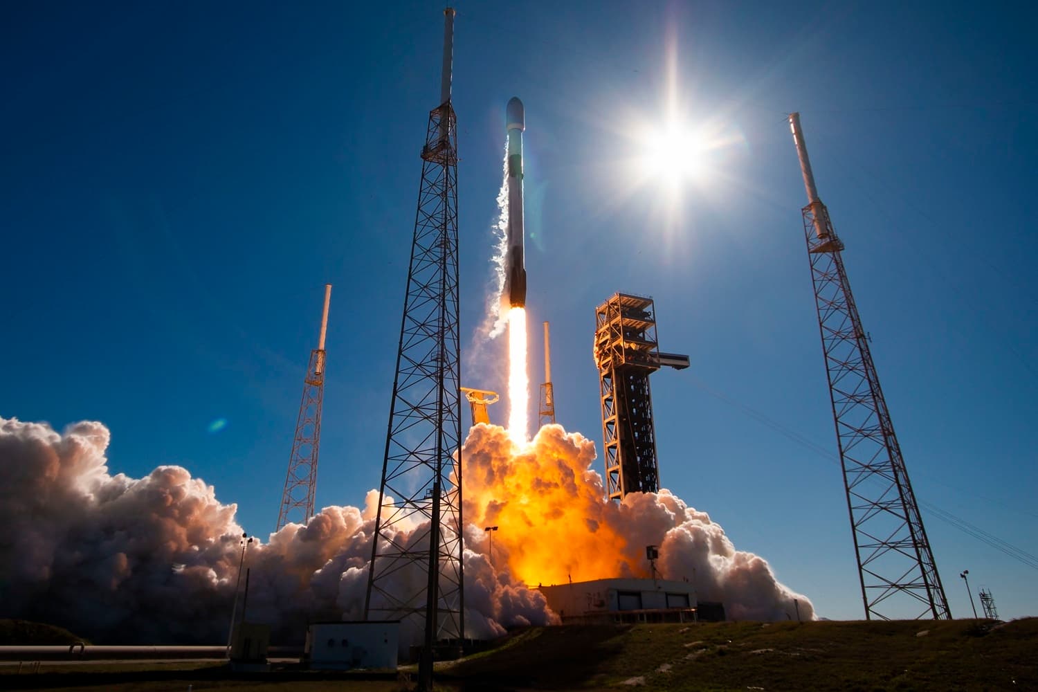spacex-in-falcon-9-raketi-1-il-erzinde-kosmosa-1500-tondan-cox-faydali-yuk-dasiyib
