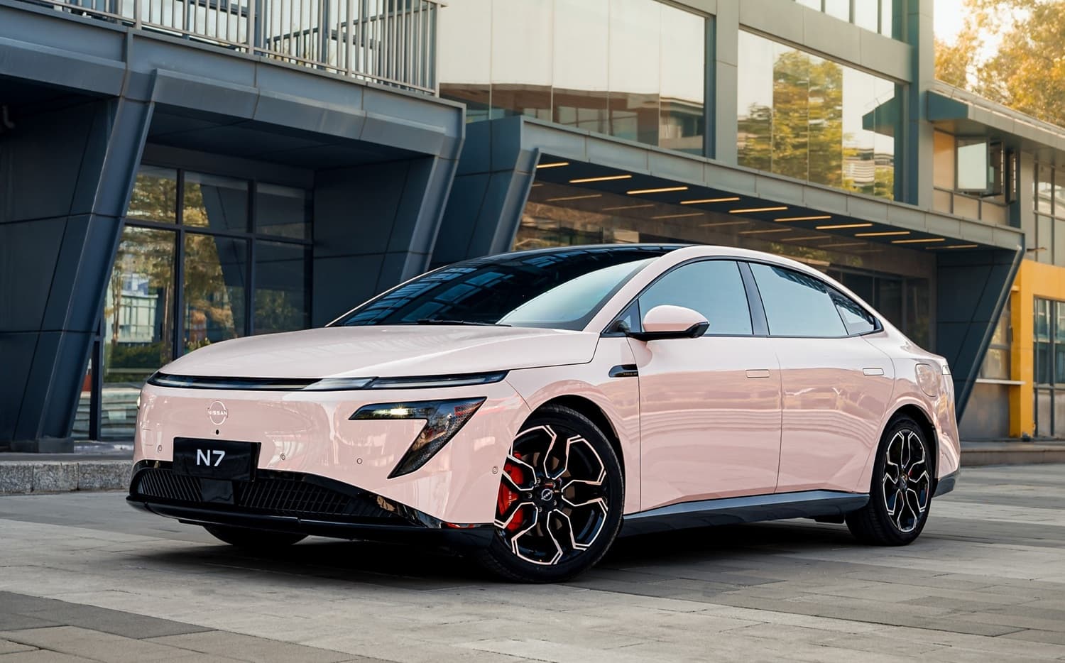 nissan-n7-elektrikli-sedani-teqdim-edilib