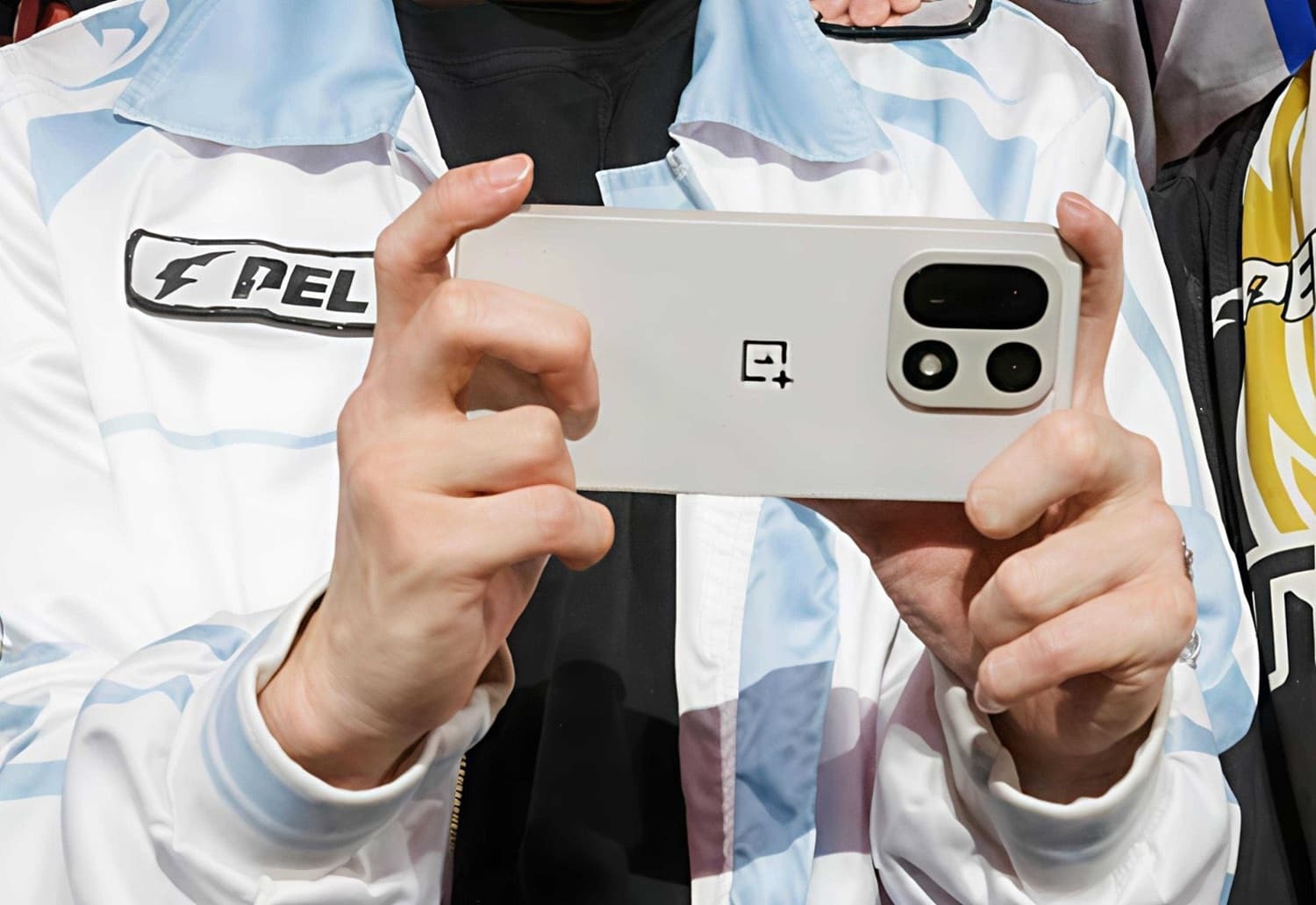 oneplus-15-in-hansi-prosessoru-elde-edeceyi-resmi-sekilde-aciqlanib