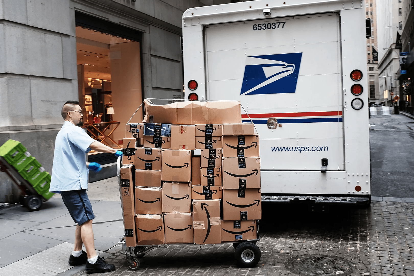 amazon-usps-ile-30-illik-emekdasligini-dayandira-biler