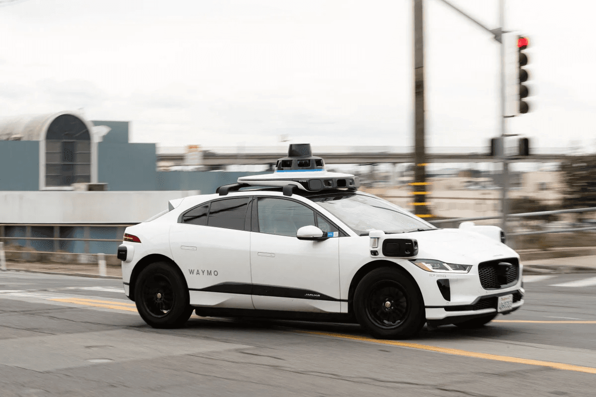 robotaksilerin-genislenmesi-fonunda-tehlukesizlik-ve-tenqidler-artir