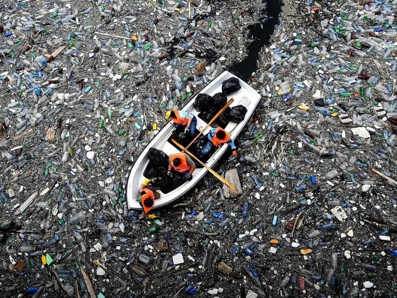 okeanin-dibinde-sethinden-100-defe-daha-cox-plastik-tullanti-movcuddur